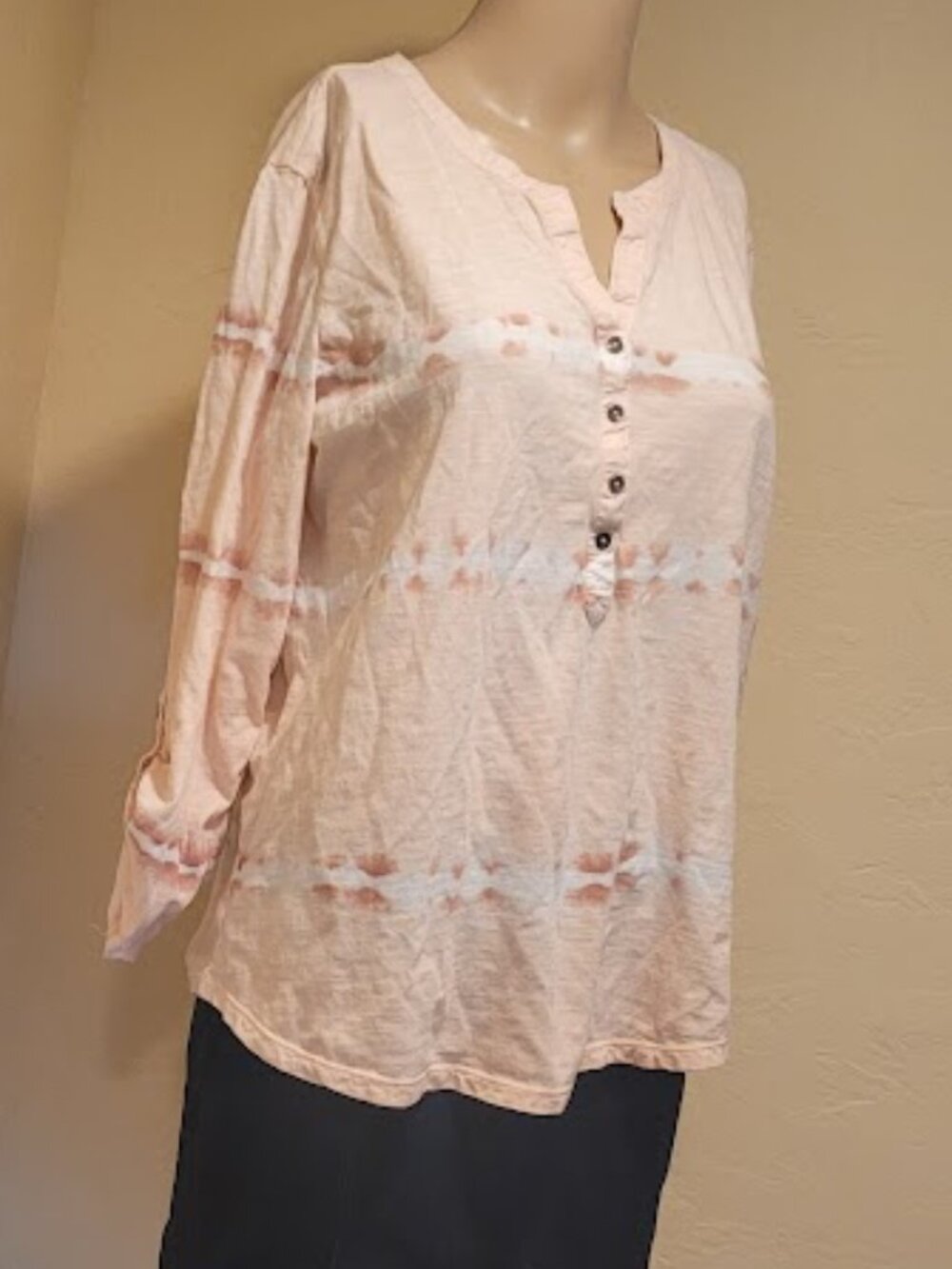 Style & Co light dusty pink tie-die split v-neck top with roll-tab sleeves - Med